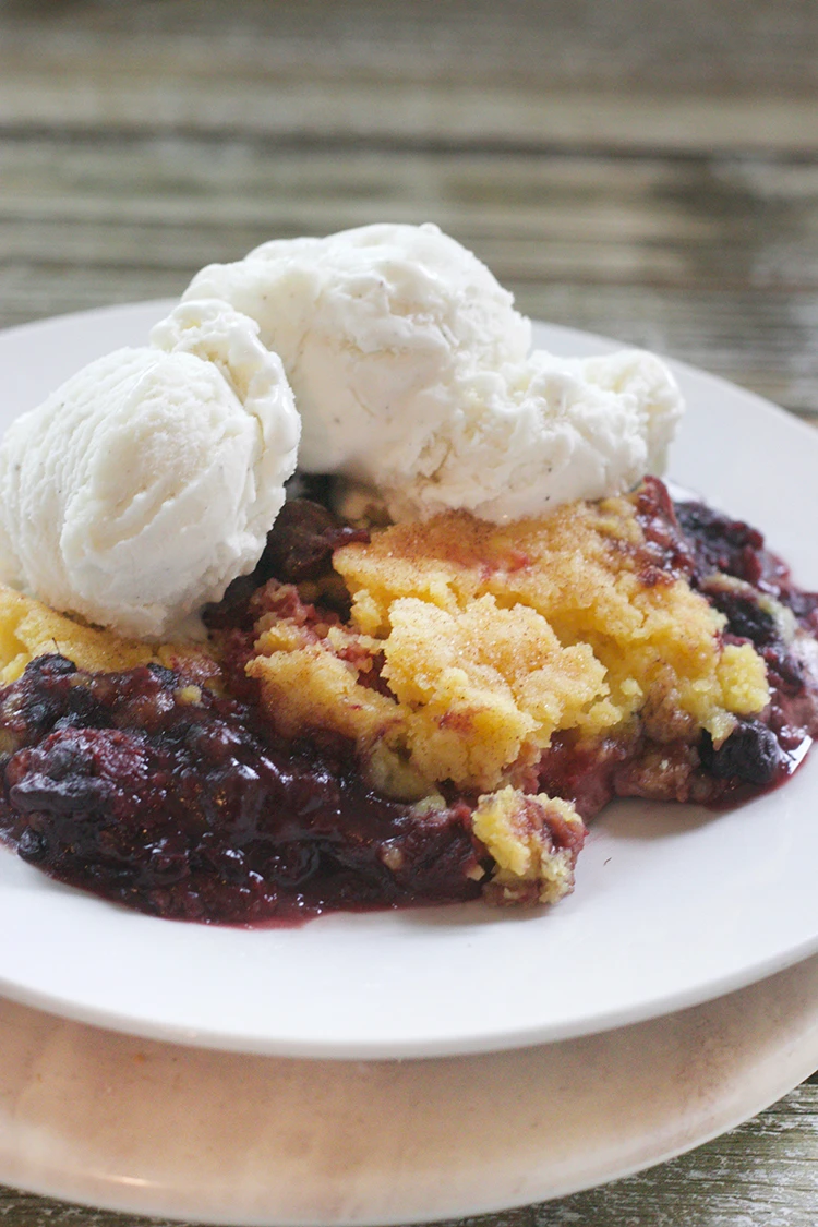 Easy Slow Cooker Berry Cobbler